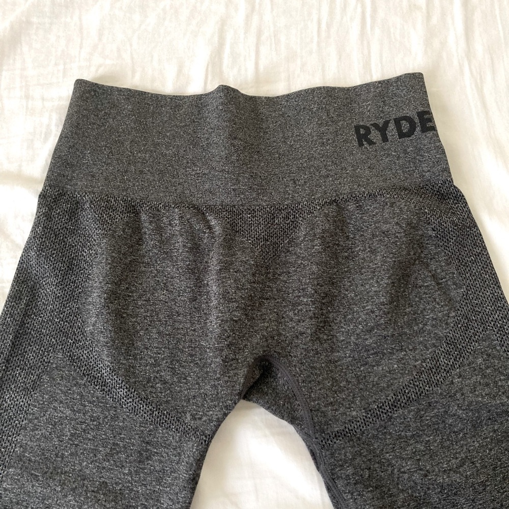 SOLD High waisted stylish gym pants - Picture 5 of 6